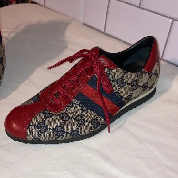 COPY - Authentic Gucci Vintage Sneakers - Picture 2 of 11